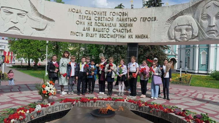 "Возложение цветов к памятнику погибшим в Великой Отечественной войне".